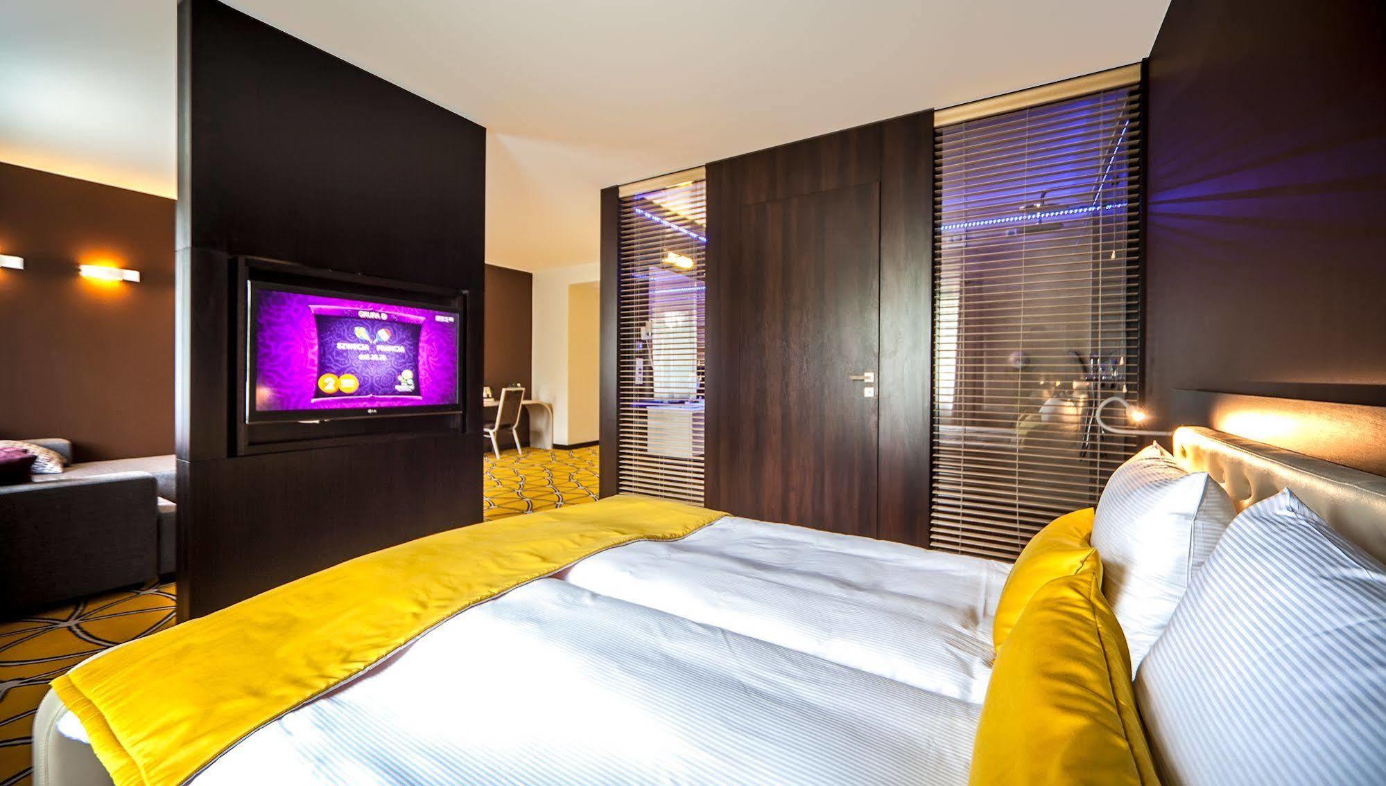 Hotel Eclipse Domasław Exteriér fotografie